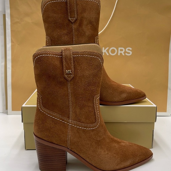 Michael Kors Shoes - Michael Kors WAVERLY HEELED BOOTIE JUNGLE SUEDE
49F4WVME6S
LUGGAGE